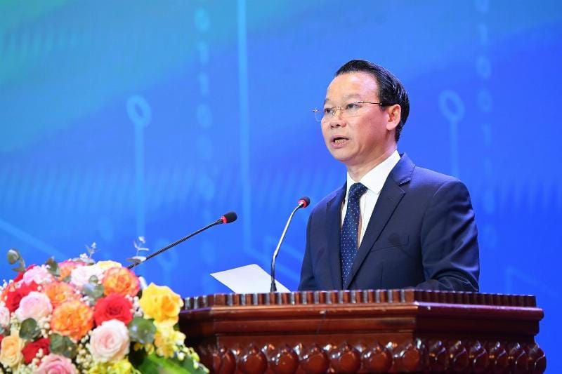 Chuyên gia địa kỹ thuật phân tích dữ liệu đất để đảm bảo an toàn công trình